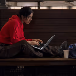 Apple MacBook Pro Ordinateur portable 36,1 cm (14.2") Apple M M3 8 Go 512 Go SSD Wi-Fi 6E (802.11ax) macOS Sonoma Argent - Vue supplémentaire 4