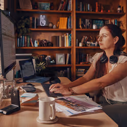 HP Poly Voyager Focus 2 Microsoft Teams Certified USB-C-C Headset +USB-C/A Adapter +Charging Stand Sans fil Arceau Bureau/Centre d'appels Bluetooth Socle de chargement Noir - Vue supplémentaire 4