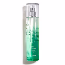Offrez-vous une bonne dose de fraîcheur pendant les chaudes journées d’été. L’eau de toilette pour femmes Caudalie Eau des Vignes vous enveloppe de notes d’agrumes qui vous redonnent un plein d’énergie et stimulent vos sens.