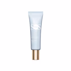 Le fond de teint n’est pas la seule chose qui détermine l’aspect parfait de votre peau tout au long de la journée. La base que vous appliquez d’abord sur la peau joue également un rôle important. La base Clarins SOS Primer lisse parfaitement la peau et la prépare pour les prochaines étapes du maquillage. Elle crée une couche uniforme qui