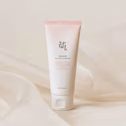 Offrez à votre corps et à votre visage une exfoliation douce et obtenez une peau lisse. Le gommage doux visage Beauty Of Joseon Apricot Blossom Peeling Gel combat les problèmes de peau rugueuse et d'excès de sébum. Il permet d'éliminer les cellules mortes et les déchets cutanés. Il réduit également le risque d'irritation cutanée et laisse votre peau douce et calme.